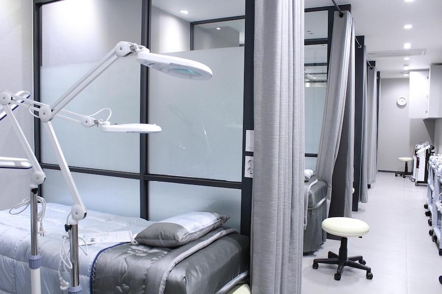 /images/cutting-edge-commercial-lighting-hospitals-and-biotech-labs.jpg